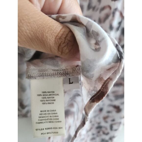 Cloth & Stone Anthropologie Grey Animal Print Button Down Blouse size Large - Picture 8 of 8